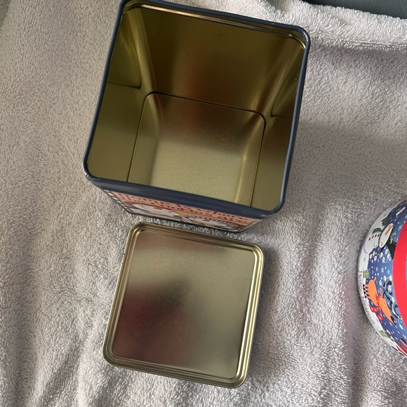 SET OF 2 CHRISTMAS CONTAINERS- 1 TIN/ 1 CARDBOARD - Picture 10 of 10